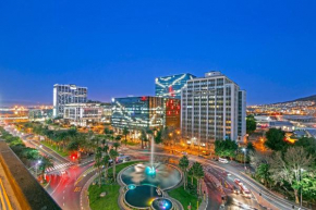 Fountain Suite 906 by HostAgents